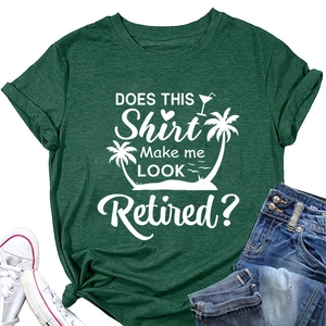 Gros plan d'un t-shirt vert à col rond avec un graphique de vacances 'Look Retired'