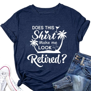 Détail du t-shirt bleu marine avec imprimé tropical et accessoires décontractés