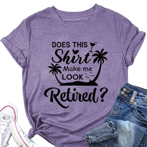 Détail du t-shirt violet avec motif de palmier et texte imprimé de style décontracté