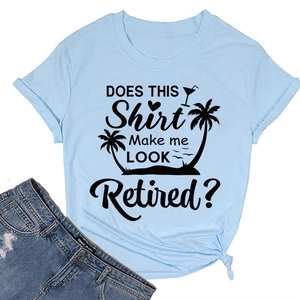 Détail du t-shirt bleu clair avec motif graphique Retired et nœud latéral sur fond blanc
