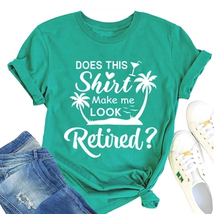 T-shirt vert à plat avec texte 'Does This Shirt Make Me Look Retired' et motifs de plage