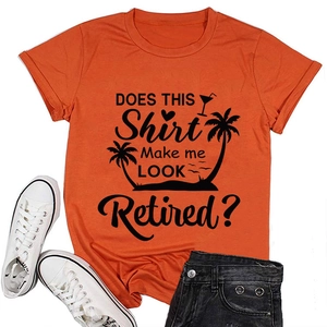 Mise à plat d'un t-shirt orange sur le thème de la retraite avec des motifs tropicaux