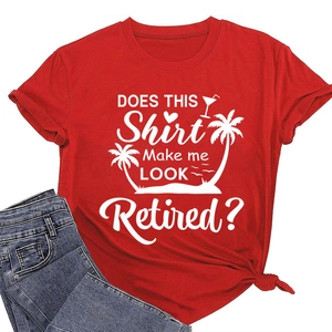Détail d'un t-shirt rouge en coton avec imprimé retraite et nœud stylé à l'ourlet