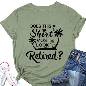 Détail d'un t-shirt en coton vert avec citation drôle de retraite et palmier