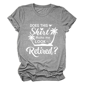 Détail du t-shirt gris à col rond avec impression humoristique sur le thème de la retraite