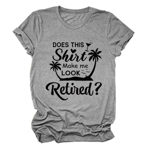 Détail de l'imprimé slogan de retraite sur un t-shirt gris décontracté à col rond