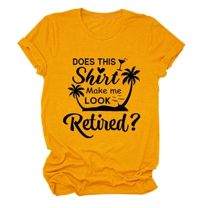 Détail d'un t-shirt jaune en coton avec motifs de plage et texte de retraite