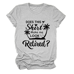 Détail de l'inscription 'Does This Shirt Make Me Look Retired?' sur le t-shirt gris