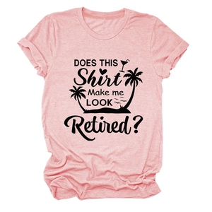 Détail du t-shirt rose à col rond avec motif noir de palmier et cocktail de vacances