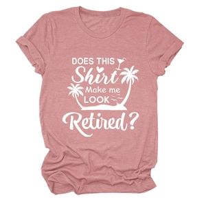 Gros plan de l'imprimé blanc sur T-shirt rose chiné avec motif de palmier et de cocktail