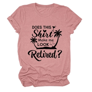 Détail d'un t-shirt rose en coton avec impression noire 'Does this shirt make me look retired'
