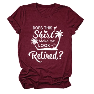Détail de la citation humoristique et du motif tropical sur un t-shirt en coton bordeaux