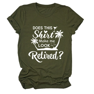 Détail du t-shirt en coton vert olive avec graphisme de palmier et cocktail de plage