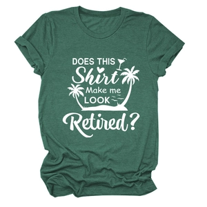 Détail du tissu du t-shirt vert chiné avec graphique de palmier et de retraite