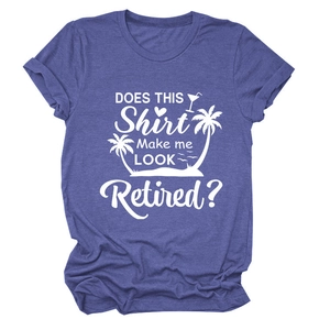Détail d'un t-shirt violet clair à col rond avec palmier blanc et texte de retraite