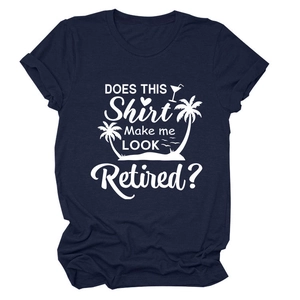 Détail d'un t-shirt en coton bleu marine avec imprimé blanc sur le thème de la retraite