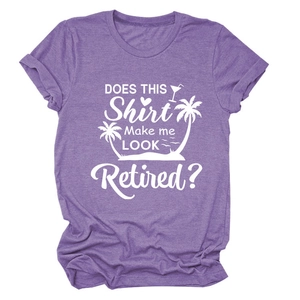 Gros plan du t-shirt en coton violet avec texte de retraite et motif de plage blanc imprimé