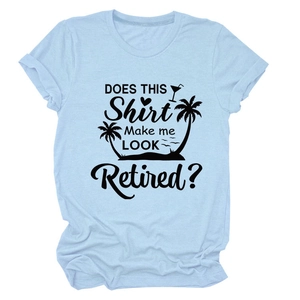 Gros plan détaillé du slogan de retraite et du graphisme d'été sur le t-shirt bleu
