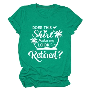Détail du tissu chiné vert et de l'imprimé palmier blanc sur le t-shirt décontracté