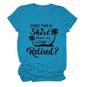 Détail d'un t-shirt bleu sarcelle avec graphique Does This Shirt Make Me Look Retired et plage