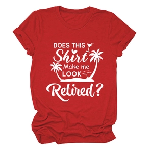 Détail du t-shirt rouge en coton avec l'inscription 'Does This Shirt Make Me Look Retired'