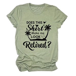 Détail d'un t-shirt en coton vert sauge avec un imprimé graphique humoristique de retraite
