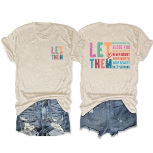 Détails à plat du T-shirt en coton beige avec des slogans artistiques sur les deux faces