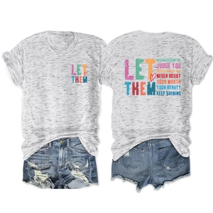 Détail du T-shirt gris en maille avec imprimé et short en jean bleu délavé à trous