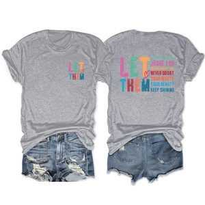 Vues avant et arrière du t-shirt gris avec texte et du short en jean déchiré