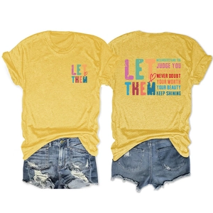Détail de l'imprimé recto-verso sur t-shirt jaune gingembre et short en jean vieilli
