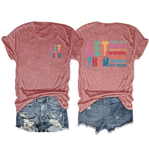 T-shirt rose rétro avec graphisme et short en jean déchiré avec imprimés recto et verso