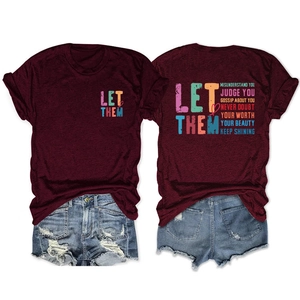 Détail du t-shirt bordeaux avec imprimé et short en jean bleu délavé avec déchirures