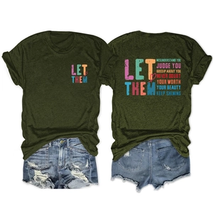 Vues avant et arrière du t-shirt vert armée avec lettrage et short en jean effet usé