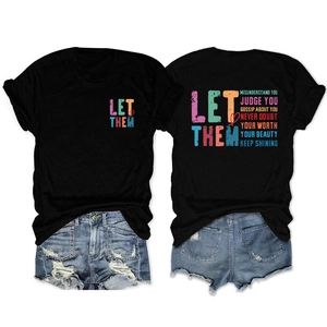 Vue avant et arrière du t-shirt noir avec slogan coloré et short en jean effiloché
