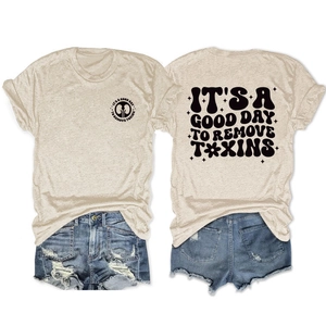T-shirt avoine avec imprimé au dos et short en jean vieilli posé à plat en ensemble
