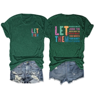 Détail d'un t-shirt vert imprimé et d'un short en jean déchiré pour femmes