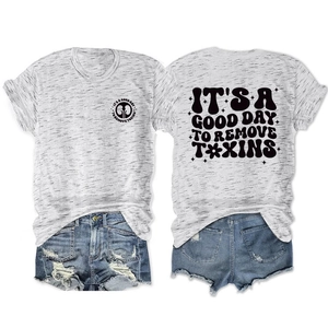 Détail du t-shirt en coton et du short en jean avec impression de lettres vintage
