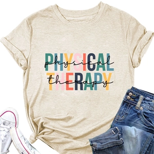 Mise à plat du t-shirt Physical Therapy crème avec jean bleu et chaussures en toile
