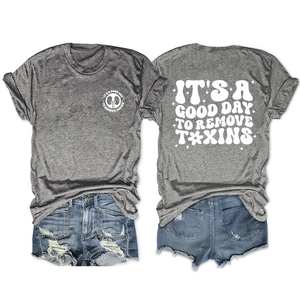 T-shirt gris avec slogan et short en jean bleu délavé présentés à plat sur blanc