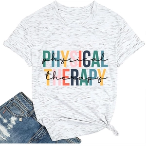 T-shirt blanc chiné pour thérapie physique avec nœud à l'ourlet et short en jean court