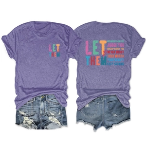 Détail de l'imprimé citation sur t-shirt chiné violet et short en jean avec trous