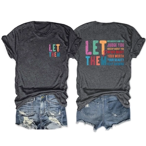 Ensemble t-shirt gris foncé imprimé au dos et short en jean déchiré pour femme