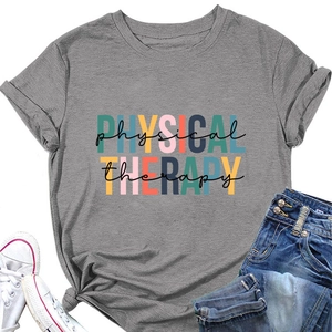 Mise à plat du t-shirt gris foncé avec imprimé Physical Therapy et jean bleu casual