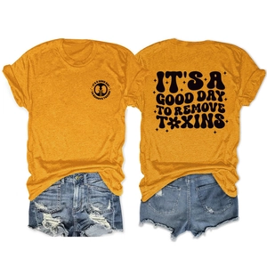 Mise à plat d'un t-shirt jaune et d'un short en jean déchiré, vues avant et arrière