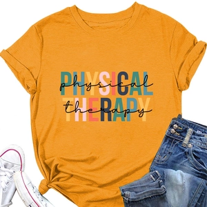 Détail du t-shirt jaune moutarde Physical Therapy avec manches retroussées et nœud frontal