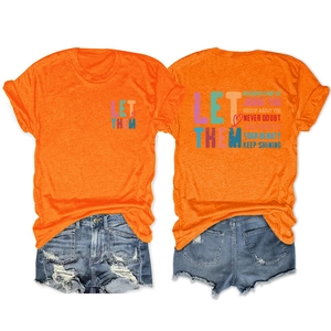 T-shirt orange avec slogan imprimé au dos et short en jean vieilli posés à plat
