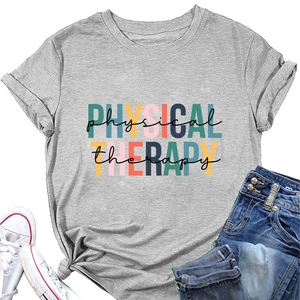 T-shirt gris en coton Physical Therapy posé à plat avec jean et baskets blanches