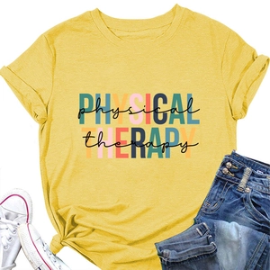 Détail de l'imprimé Physical Therapy sur t-shirt jaune gingembre avec revers et texture maille