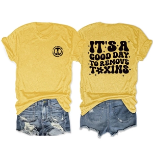 Détail d'un t-shirt jaune gingembre et d'un short en jean avec imprimé graphique