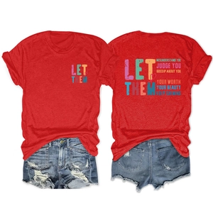 Détails avant et arrière du t-shirt rouge en coton avec texte Let Them Misunderstand You